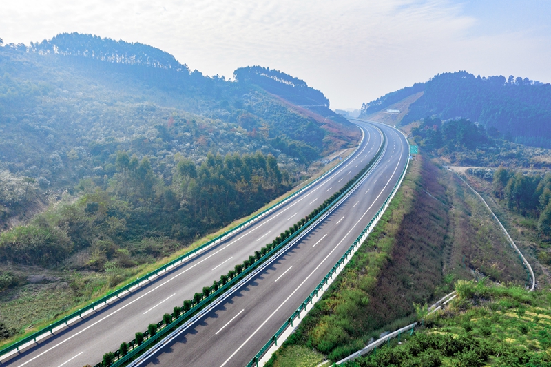 6.高速公路與群山相連，植被覆蓋率高，與原生態(tài)環(huán)境恢復(fù)有機(jī)結(jié)合.jpg