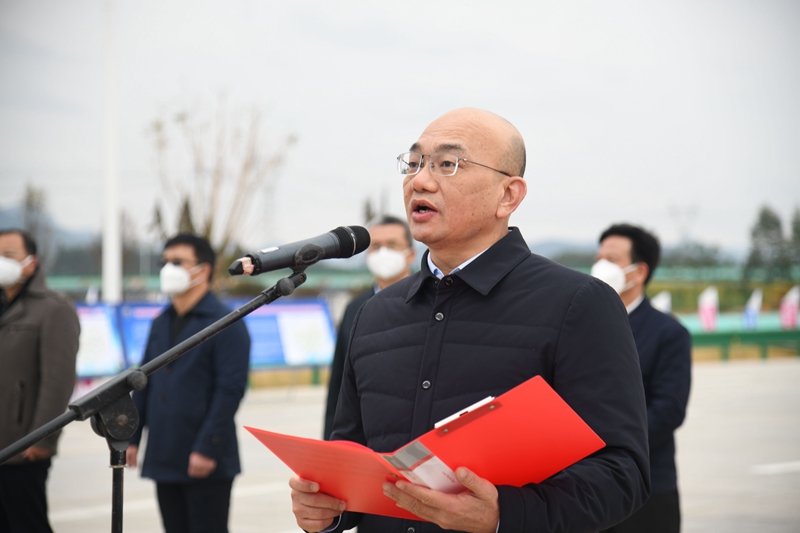 自治區(qū)交通運(yùn)輸廳黨組成員、總工程師陳津維宣布通車(chē).jpg